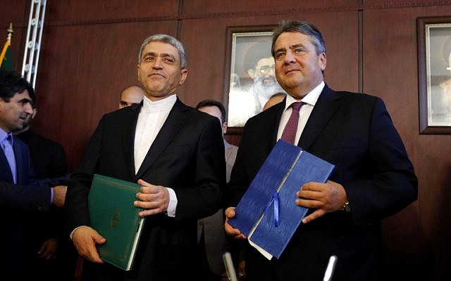 Iran's Economy Minister Ali Tayebnia (L) and German vice chancellor, Economy and Energy Minister Sigmar Gabriel pose for a picture after signing agreements during a German-Iranian Joint Economic Commission (GWK) meeting in Tehran on October 3, 2016. (AFP PHOTO / ATTA KENARE)