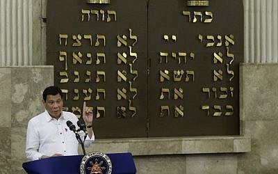 Philippine President Rodrigo Duterte gestures during his speech at the Beit Yaacov Synagogue, The Jewish Association of the Philippines in Makati, south of Manila on October 4, 2016. (AFP PHOTO / POOL / Aaron Favila)
