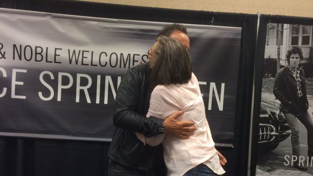 Bruce Springsteen hugs Amy Kalman, Freehold, New Jersey, September 27, 2016 (Courtesy Amy Kalman)