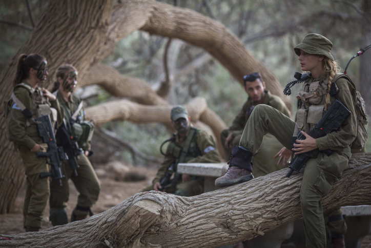 Soldiers of the Caracal Battalion rest before a hike as part of their training on September 3, 2014. (Hadas Parush/Flash90)