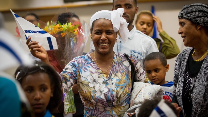 An Ethiopian immigrant arrives in Israel on October 9, 2016. (Miriam Alster/Flash90)