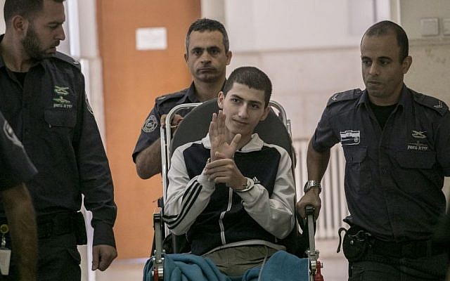 Ayman Kurd, 20, is escorted by Israeli prison officers at the District court in Jerusalem on October 20, 2016. (Yonatan Sindel/Flash90)