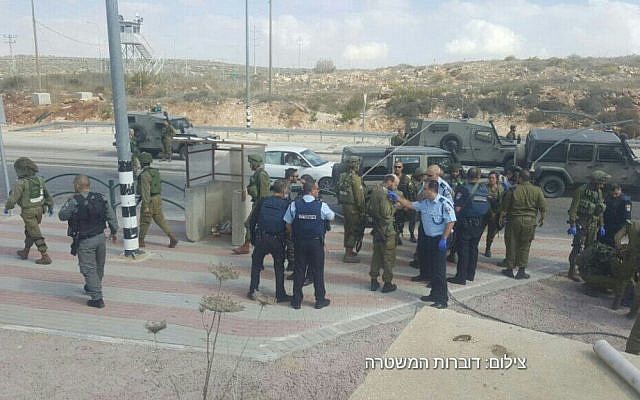 Israeli security forces at the scene of an alleged attempted stabbing incident at the Tapuah Junction in the West Bank, on Wednesday, October 19, 2016 (Israel Police)
