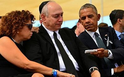 US President Barack Obama hands a tissue to a weeping Chemi Peres, at the funeral of his father, former President Shimon Peres, September 30, 2016. (Kobi Gideon/GPO)