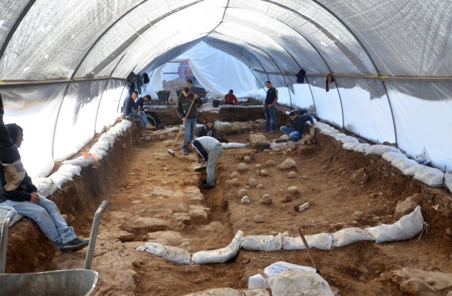 The excavation site in the Russian Compound. One can see the sling stones on the floor, which are tangible evidence of the battle. (Yoli Shwartz/ Israel Antiquities Authority) 
