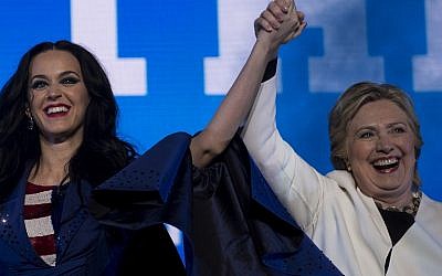 Democratic presidential candidate Hillary Clinton with singer Katie Perry during a GOTV concert at the Mann Center for the Performing Arts in Philadelphia, Pennsylvania, November 5, 2016 (AFP Photo/Brendan Smialowski)