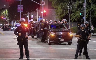 Police in riot gear stand guard outside City Hall during a protest against US President-elect Donald Trump in Los Angeles, California, on November 13, 2016. (AFP PHOTO / RINGO CHIU)