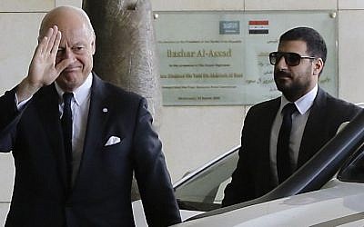 UN Syria envoy Staffan de Mistura arrives (L) arrives for a meeting with the Syrian Foreign Minister in the capital Damascus, on November 20, 2016. (AFP PHOTO/LOUAI BESHARA)