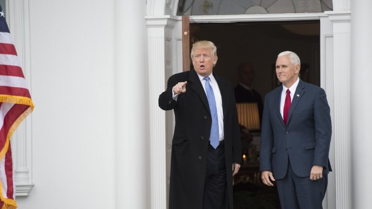 President-elect Donald Trump and Vice President Elect Mike Pence arrive for a day of meetings at the clubhouse of Trump National Golf Club November 20, 2016 in Bedminster, NJ. (AFP PHOTO / DON EMMERT)