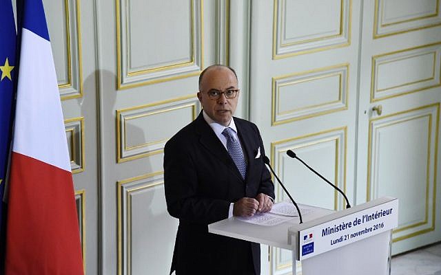 Following the arrest of seven terror suspects in Strasbourg and Marseille, French Interior minister Bernard Cazeneuve gives a press conference in Paris, November 21, 2016. (AFP/BERTRAND GUAY)
