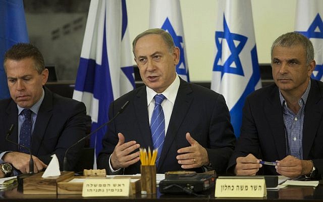 Prime Minister Benjamin Netanyahu gestures as he chairs the weekly cabinet meeting in Haifa on November 27, 2016 (AFP PHOTO / POOL / Dan Balilty)
