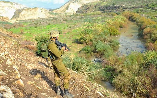 Illustrative: An IDF soldier during training in the Golan Heights on December 15, 2014. (Matan Portnoy/IDF Spokesperson's Unit/Flickr)