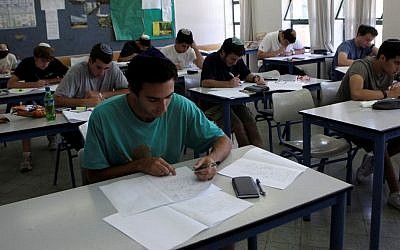 Students in Hartman secondary school in Jerusalem taking their matriculation exams in mathematics. May 25, 2010. (Yossi Zamir/Flash 90)