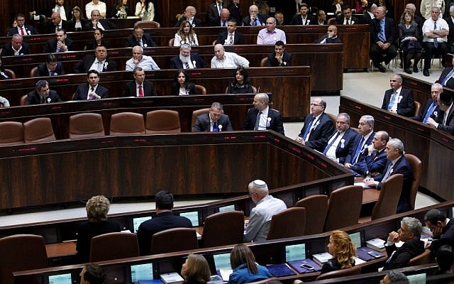 A general view of the plenum hall during a swearing in ceremony for the 20th Knesset on March 31, 2015. (Miriam Alster/Flash90)
