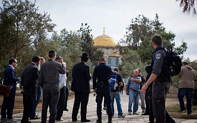 Religious Jews visit the Temple Mount in Jerusalem under police guard on November 7, 2016. (Sebi Berens/Flash90)
