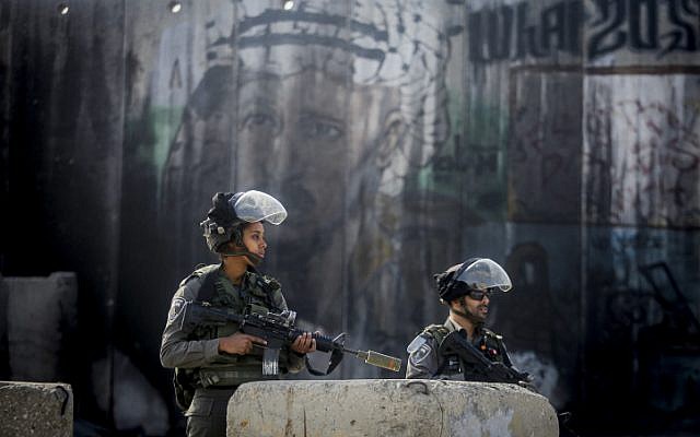 Israeli security forces guard at the Qalandiya Checkpoint near Ramallah, following an attempted stabbing attack, on November 22, 2016. (Credit: Flash90)