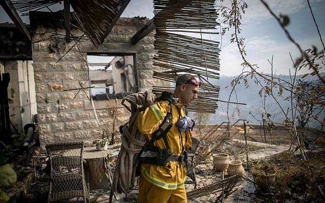 Firefighters try to extinguish a fire in Nataf, outside of Jerusalem, on November 23, 2016. (Yonatan Sindel/Flash90)