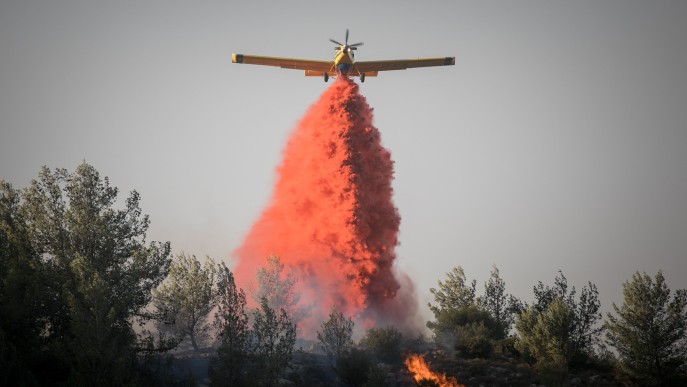 Israeli firefighter airplanes try to extinguish a forest fire which broke out in the forest near the Nataf nature reserve, outside of Jerusalem on November 23, 2016. (Yonatan Sindel/Flash90)