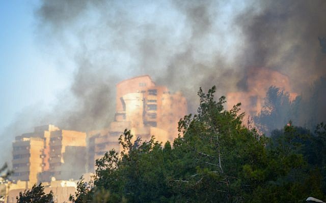 Smoke billows over the northern Israeli city of Haifa, where a major fire was raging, November 24, 2016. (Meir Vaknin/Flash90 