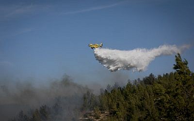 A firefighting plane from Cyprus works to extinguish a forest fire in the forest near Neve Ilan, outside of Jerusalem, on November 24, 2016. (Yonatan Sindel/Flash90)