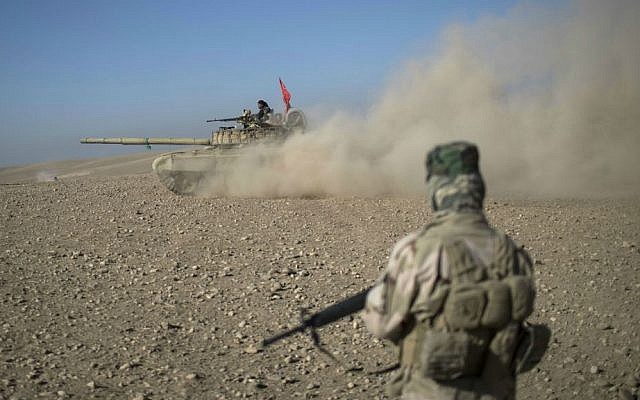 An Iraqi army tank advances towards Qara Tappa during fighting between Iraqi forces and Islamic State militants southeast of Mosul, Iraq, Wednesday, Nov. 23, 2016. (AP Photo/Felipe Dana)