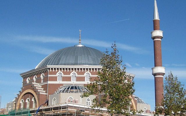 The Wester Mosque in Amsterdam-West, which is the largest mosque in the Netherlands, can hold up to 1,700 people. (CC BY-SA 4.0, Marion Golsteijn, Wikimedia commons)