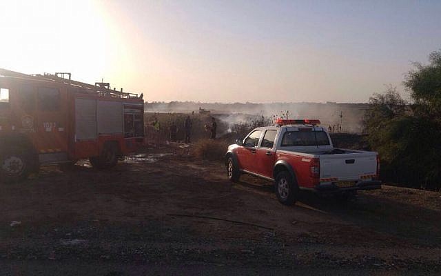 Firefighters battle a blaze near Rishpon in central Israel, on Sunday, November 27, 2016 (Israel Police)