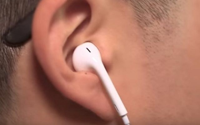 Cyber researchers at Ben Gurion University have developed malware to prove that headphones and earphones can be ‘re-purposed‘ to enable snoops to record your private conversations, November 23, 2016. YouTube screenshot)