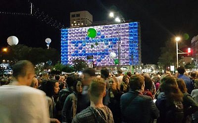 Israelis attend a rally marking 21 years since the assassination of prime minister Yitzhak Rabin, at Rabin Square in Tel Aviv on November 5, 2016. (Micha Breakstone, courtesy)