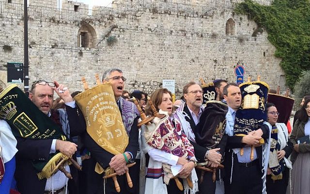 Liberal Jewish activists enter the Western Wall carrying Torah scrolls on Wednesday, November 2, 2016 (courtesy)