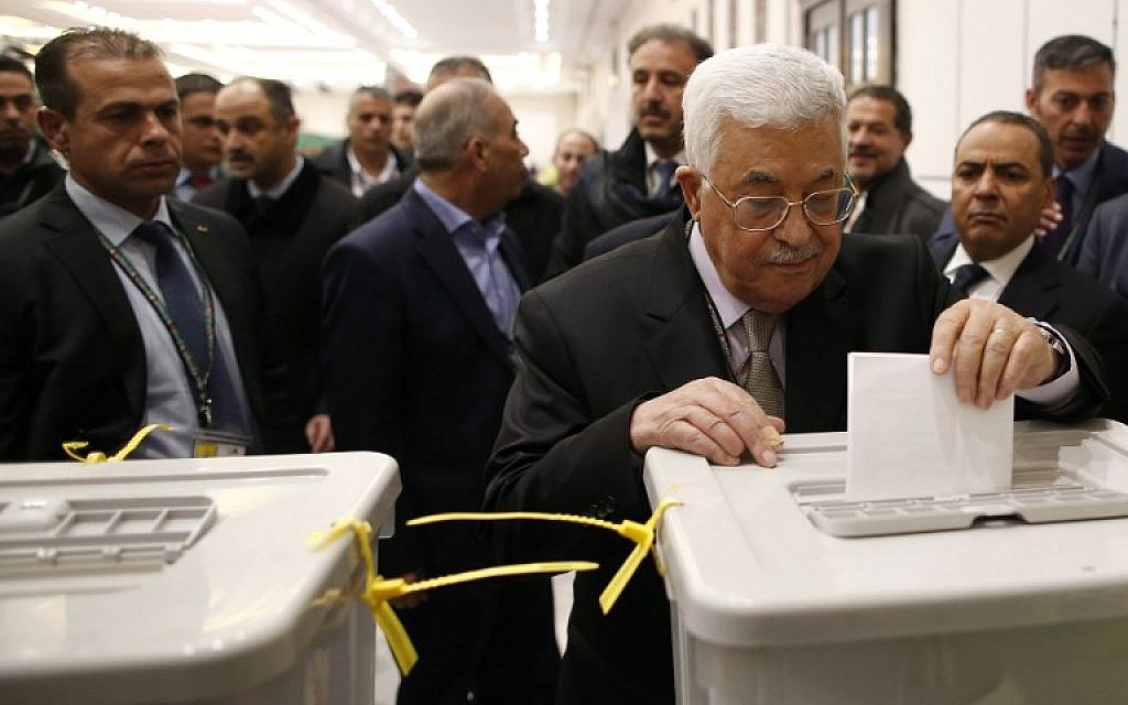 President of the Palestinian Authority Mahmoud Abbas, center, casts his vote at the Muqataa, the Palestinian Authority headquarters, in the city of Ramallah the West Bank, December 3, 2016. (AFP/Ahmad Gharabli)