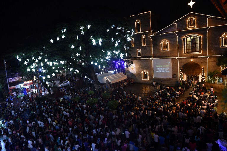 Catholic faithfuls attend the first of nine dawn masses at a church in Las Pinas, suburban Manila on December 16, 2016 to signal the official start of the Christmas season. (AFP PHOTO / TED ALJIBE)
