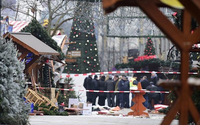 A view of the Christmas market near the Kaiser-Wilhelm-Gedaechtniskirche (Kaiser Wilhelm Memorial Church) in central Berlin on December 20, 2016, a day after a terror attack killed 12 and wounded dozens (AFP PHOTO/Tobias SCHWARZ)
