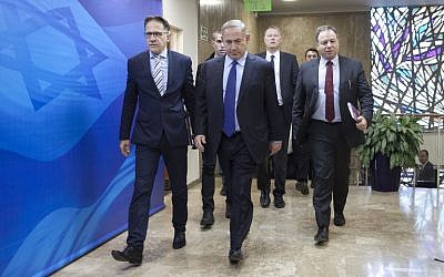Prime Minister Benjamin Netanyahu (C) arrives for the weekly cabinet meeting in Jerusalem on December 25, 2016.(AFP PHOTO / AP AND POOL / Dan Balilty)