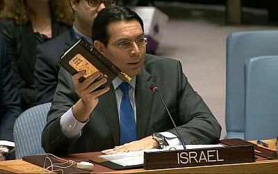 Israeli Ambassador to the UN, Danny Danon, holds up a Bible as he speaks to the UN Security Council after it passed an anti-settlement resolution, December 23, 2016 (Courtesy: UN)