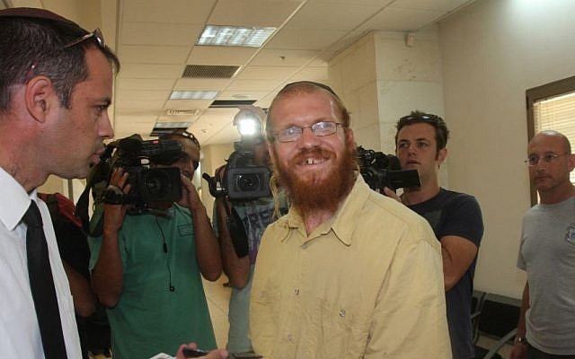 Rabbi Yosef Elizur (c) speaks with his lawyer in the Rishon Lezion court. August 2010 (Roni Schutzer/Flash90)