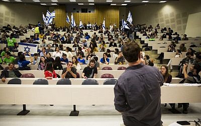 Students protest during a talk by the Breaking the Silence NGO at the Hebrew University, December 22, 2015. (Hadas Parush/Flash90)