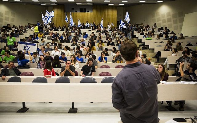 Students protest during a talk by the Breaking The Silence NGO at the Hebrew University, December 22, 2015. (Hadas Parush/Flash90)