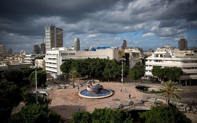 Storm clouds gather over Dizengoff Square in central Tel Aviv, on December 15, 2016. (Miriam Alster/Flash90)