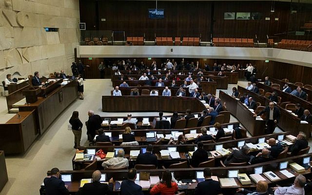 The Knesset plenum votes on the state budget for 2017-2018, December 21, 2016. (Yonatan Sindel/Flash90)