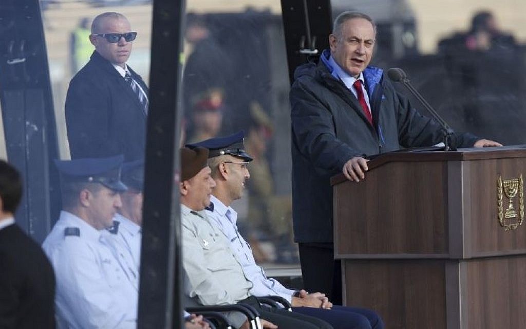 Prime Minister Benjamin Netanyahu speaks at an IAF graduation ceremony for pilots at the Hatzerim Air Base in the Negev Desert on December 29, 2016. (Miriam Alster/Flash90)