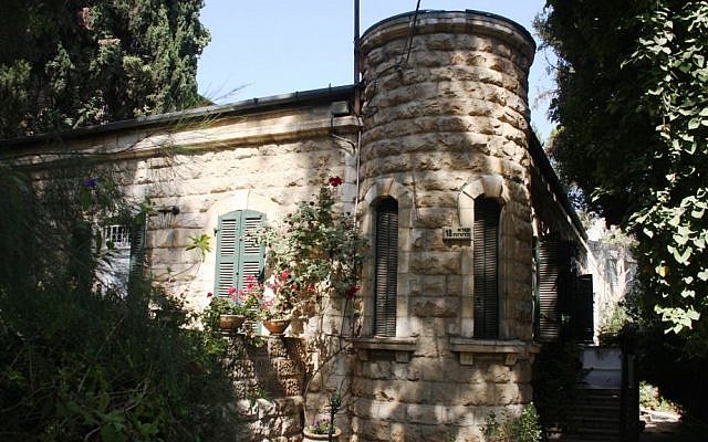 A turret on an old home in Jerusalem's Talpiot neighborhood. (Shmuel Bar-Am)