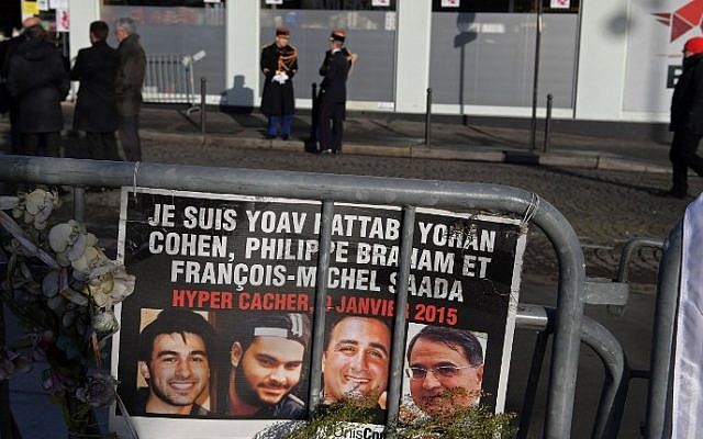 Republican guards stand outside the Hyper Cacher supermarket ahead of a ceremony marking the second anniversary of the deadly attack against the store in Paris on January 5, 2017. (Christophe Archambault/AFP)