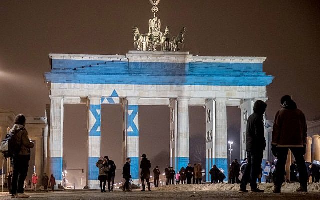 In a tribute to the victims of the ramming attack in Jerusalem, the Israeli flag is projected onto the Brandenburg Gate in Berlin, January 9, 2017.
(AFP/dpa / Michael Kappeler)