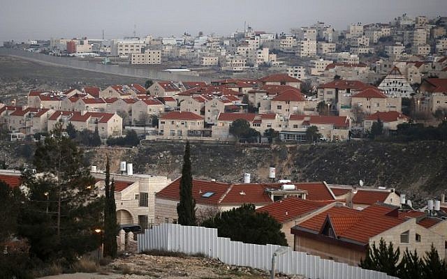 A picture taken on January 15, 2017 shows the security barrier seperating the Jewish East Jerusalem neighborhood of Pisgat Zeev (foreground) from Palestinian neighborhood of Anata (background). (AFP Photo/Ahmad Gharabli)