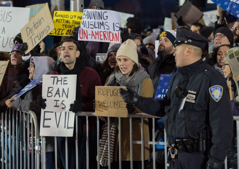 Protesters gather at JFK International Airport against Donald Trump's executive order on January 28, 2017 in New York. (AFP PHOTO / Bryan R. Smith)