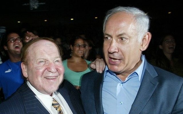 US billionaire businessman Sheldon Adelson (L) meets with Benjamin Netanyahu during a ceremony at the Congress Hall in Jerusalem, August 12, 2007. (Flash90)