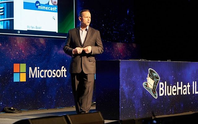 Investigative journalist Brian Krebs talks audience at Microsoft's BlueHat event in Tel Aviv about cyber-criminals (Courtesy)