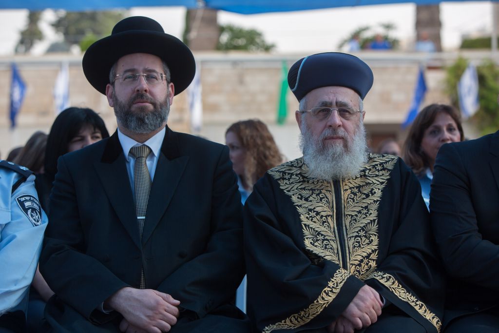 Ashkenazi Chief Rabbi David Lau, left, and Sephardi Chief Rabbi Yitzhak Yosef attending a New Year’s ceremony at the national headquarters of the Israel Police in Jerusalem, September 7, 2015. (Yonatan Sindel/Flash90)
