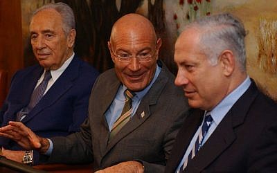 Arnon Milchan (center) with Shimon Peres (left) and Benjamin Netanyahu, March 28, 2005. (Flash90)